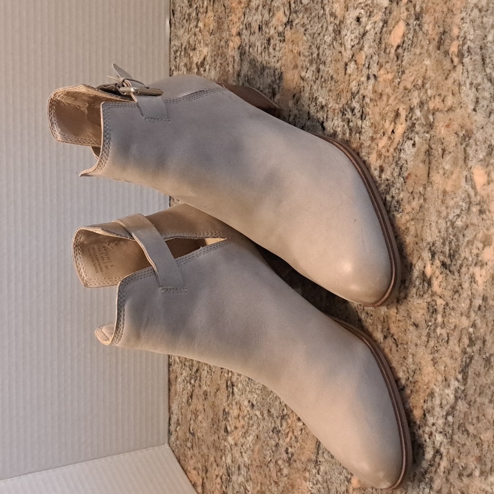 ALDO cut-out ankle booties, size 8. - Picture 2 of 6
